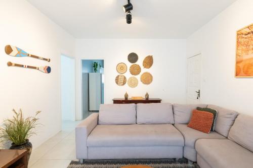 Apto completo a 120m da PRAIA, TRÊS QUARTOS, sala de estar, COZINHA COMPLETA, SACADA com VISTA MAR , Wi-Fi, ARES CONDICIONADOS, vaga privativa de garagem Reserve agora mesmo!