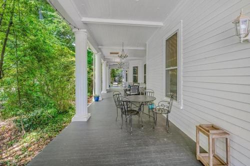 611816880 Veranda Historic Inn