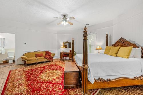 611818372 Veranda Historic Inn