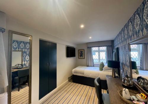 Great Hallingbury Manor - image 13