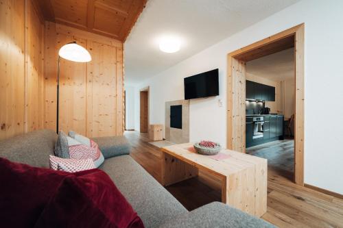 1 queen bed, 2 sofa beds