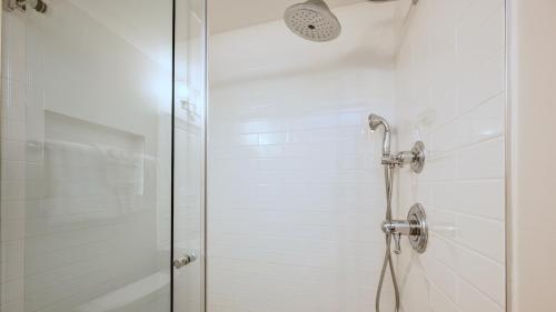 Two-Bedroom Deluxe Apartment image 4