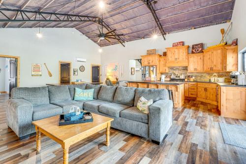 Private Shore Access & Games: Lakefront Getaway! in Lost Bridge Village (AR)