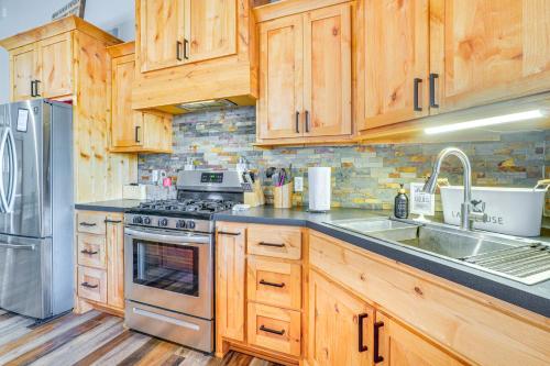 Private Shore Access & Games: Lakefront Getaway! in Lost Bridge Village (AR)