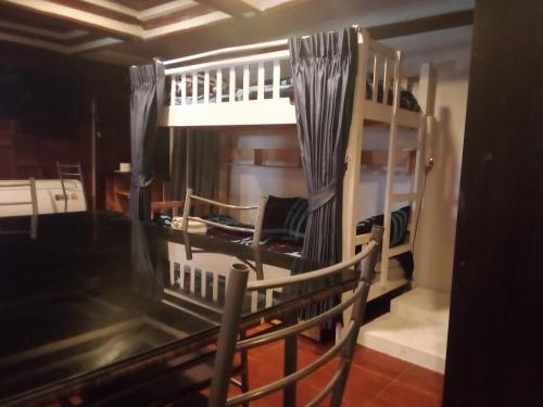 2 queen beds, 1 bunk bed