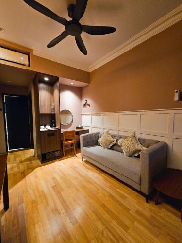 The Palm Suite at Lava Mansion