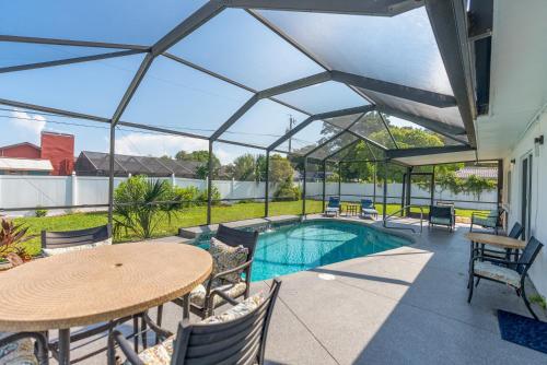 Palma Sola Coconut Cottage! Pet Friendly private pool home minutes from beaches! in Bradenton, USA