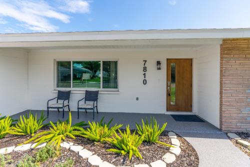 Palma Sola Coconut Cottage! Pet Friendly private pool home minutes from beaches! in Bradenton, USA