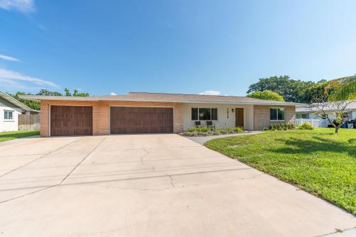 Palma Sola Coconut Cottage! Pet Friendly private pool home minutes from beaches! in Bradenton, USA