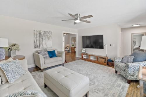 Palma Sola Coconut Cottage! Pet Friendly private pool home minutes from beaches! in Bradenton, USA