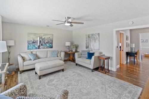 Palma Sola Coconut Cottage! Pet Friendly private pool home minutes from beaches! in Bradenton, USA