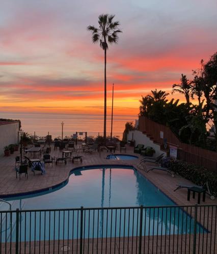 Ocean Views Moonlight Beach Ocean Deck Pool Hot Tub in Encinitas, USA