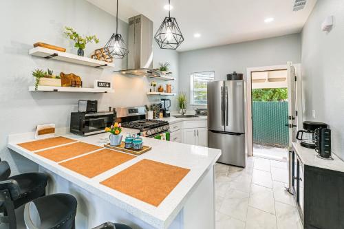 Small-Town Charm and Patio Dining Home in Madera! in มาเดรา (CA)