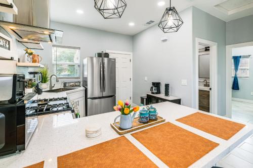 Small-Town Charm and Patio Dining Home in Madera! in มาเดรา (CA)