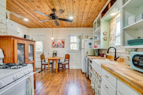 4 Mi to Dinosaur Valley Rustic Glen Rose Cottage! in Glen Rose, USA