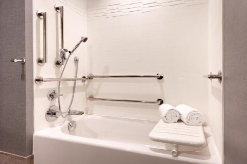 One-Bedroom King Suite with Non-Private Sofa Bed - Mobility Accessible with Tub