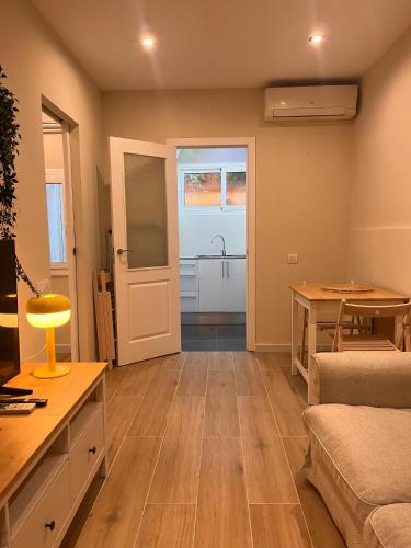 MAB1 - Apartamento a pie de calle con terraza privada, Barcelona