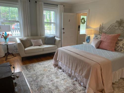 Trouvaille House Suite 2 Parisian Apartment in Harpers Ferry, USA