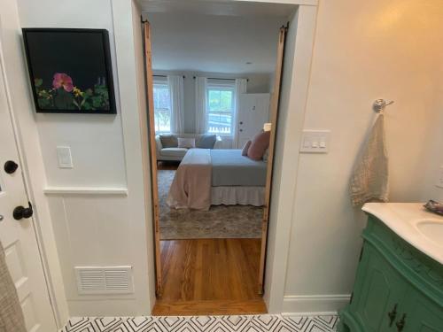 Trouvaille House Suite 2 Parisian Apartment in Harpers Ferry, USA