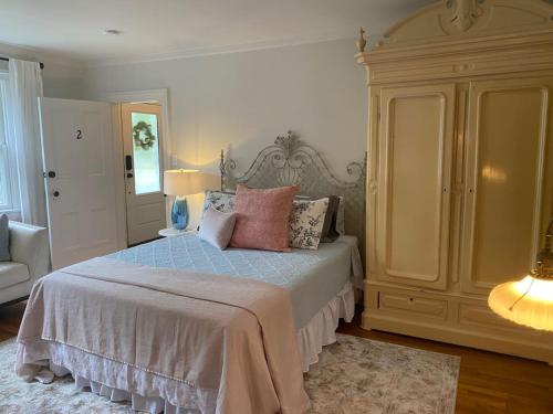 Trouvaille House Suite 2 Parisian Apartment in Harpers Ferry, USA