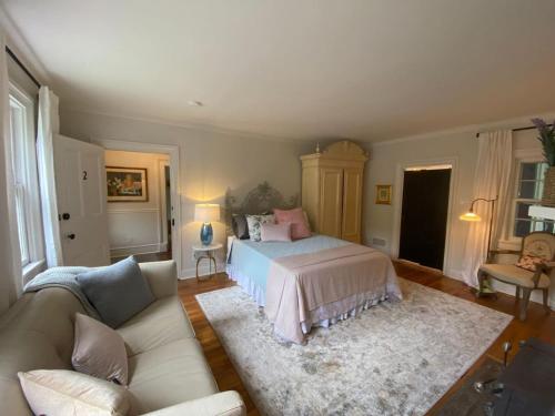 Trouvaille House Suite 2 Parisian Apartment in Harpers Ferry, USA