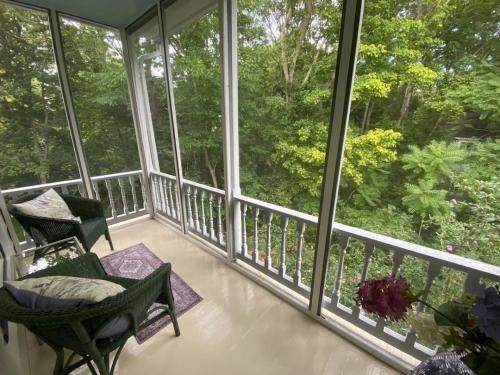 Trouvaille House Suite 2 Parisian Apartment in Harpers Ferry, USA