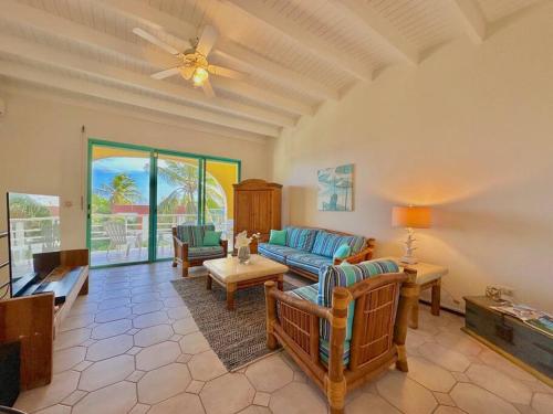 Pelican 2 bedr ocean view apt- shared pool