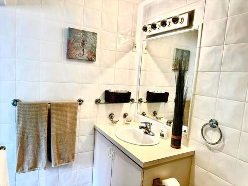 Pelican 2 bedr ocean view apt- shared pool