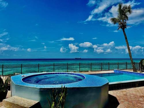 Pelican 2 bedr ocean view apt- shared pool