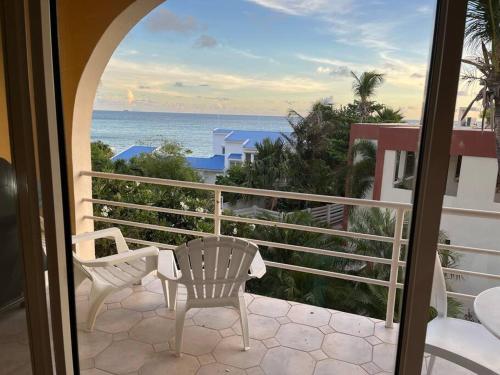 Pelican 2 bedr ocean view apt- shared pool