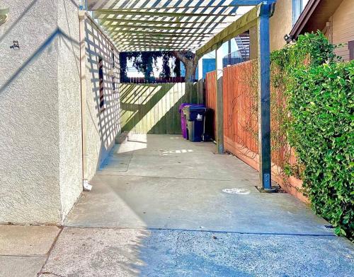 Lush Hot Tub Hacienda I 2BR Coastal Retreat I Golf in Long Beach, USA