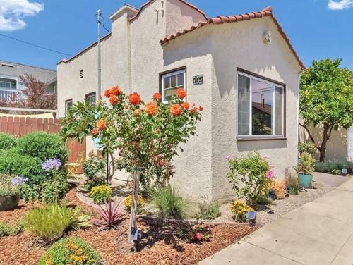 Lush Hot Tub Hacienda I 2BR Coastal Retreat I Golf in Long Beach, USA