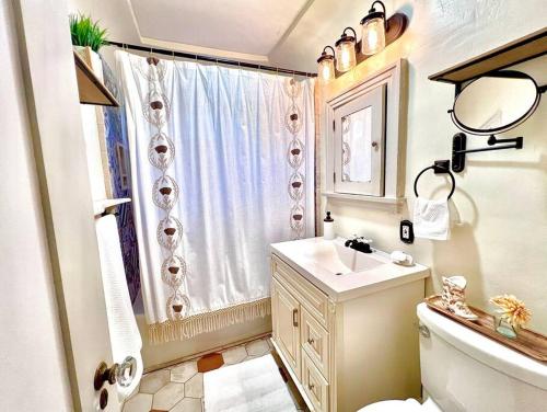 Lush Hot Tub Hacienda I 2BR Coastal Retreat I Golf in Long Beach, USA