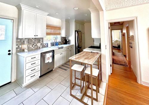 Lush Hot Tub Hacienda I 2BR Coastal Retreat I Golf in Long Beach, USA