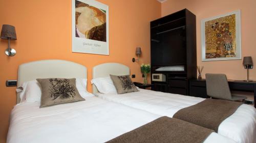 2 twin beds