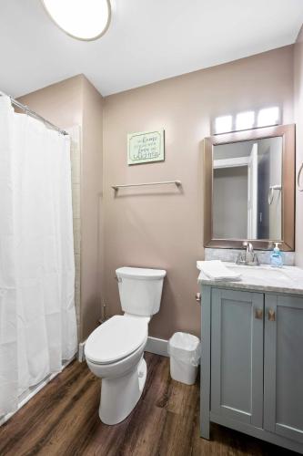 Family Home and Comfort 2 Min to Ark (3 bdrm) - image 11