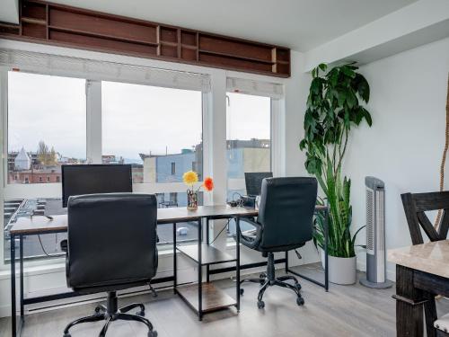 Union 409 - min 30 Day Stay-Sunny South-Facing Suite with Work Desk in Historic Chinatown by Victoria Prime! in Victoria, Canada