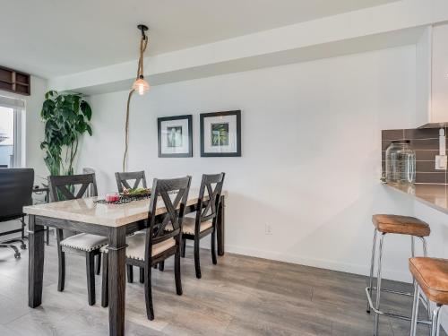 Union 409 - min 30 Day Stay-Sunny South-Facing Suite with Work Desk in Historic Chinatown by Victoria Prime! in Victoria, Canada
