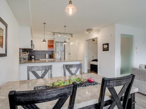 Union 409 - min 30 Day Stay-Sunny South-Facing Suite with Work Desk in Historic Chinatown by Victoria Prime! in Victoria, Canada