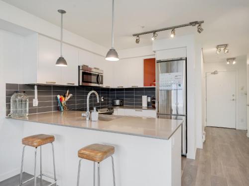 Union 409 - min 30 Day Stay-Sunny South-Facing Suite with Work Desk in Historic Chinatown by Victoria Prime! in Victoria, Canada
