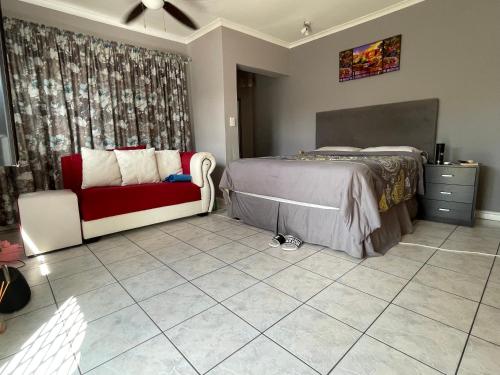 Zoe & Saint Room Type - Queen Room with Pool View