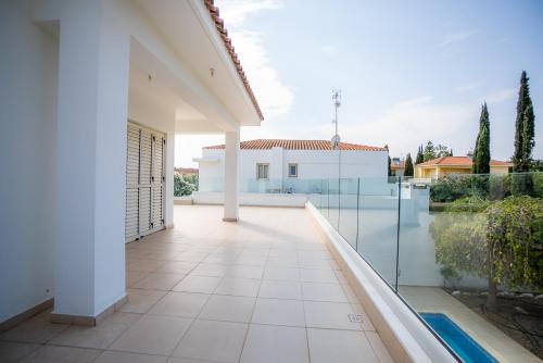 外部景觀, Beachfront Villa Larnaka Dhekelia with Pool in 皮拉