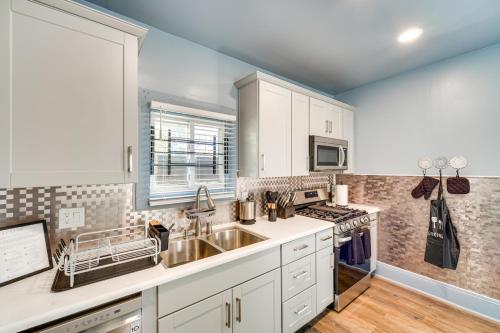 4 Mi to Dtwn Home with Patio in Cleveland! in Cleveland, USA