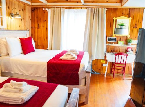 Cottage 4 - Queen and Full Beds Child Loft w 2 Twins Private Bath Kitchenette Pets Allowed Fee applies - Apartment - Wolfeboro