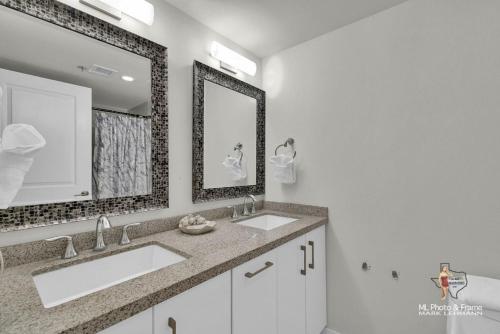 Three-Bedroom Deluxe Apartment image 2