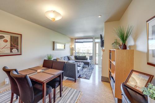 Walk to the Lake Chelan Condo with Mtn Views!