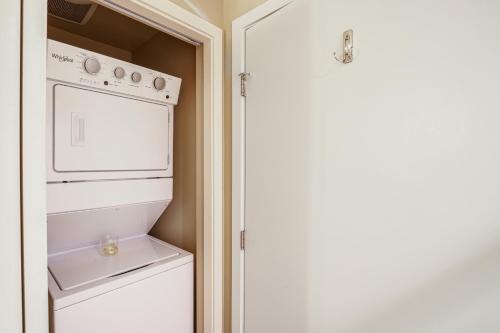 Walk to the Lake Chelan Condo with Mtn Views!