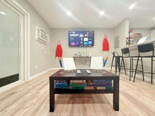 Sip & Paint Artistic Getaway Near to the Stadiums in Arlington, USA