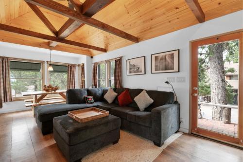 Mountain Cottage - Hot Tub! Walk to Lake and National Forest Hiking Trails in Big Bear Lake, USA