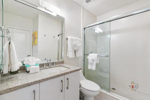 Four-Bedroom Apartment with Pool View image 5